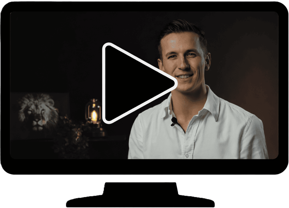 junger mann vor monitor mit play button weisser hintergrund